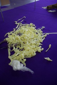 Des nouilles ? Non, mais les restes de ruban adhésif double face pour coller les 4 000 m² de moquette