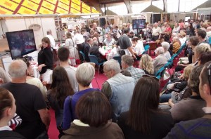 Le jury délibère sous l'oeil des visiteurs du salon